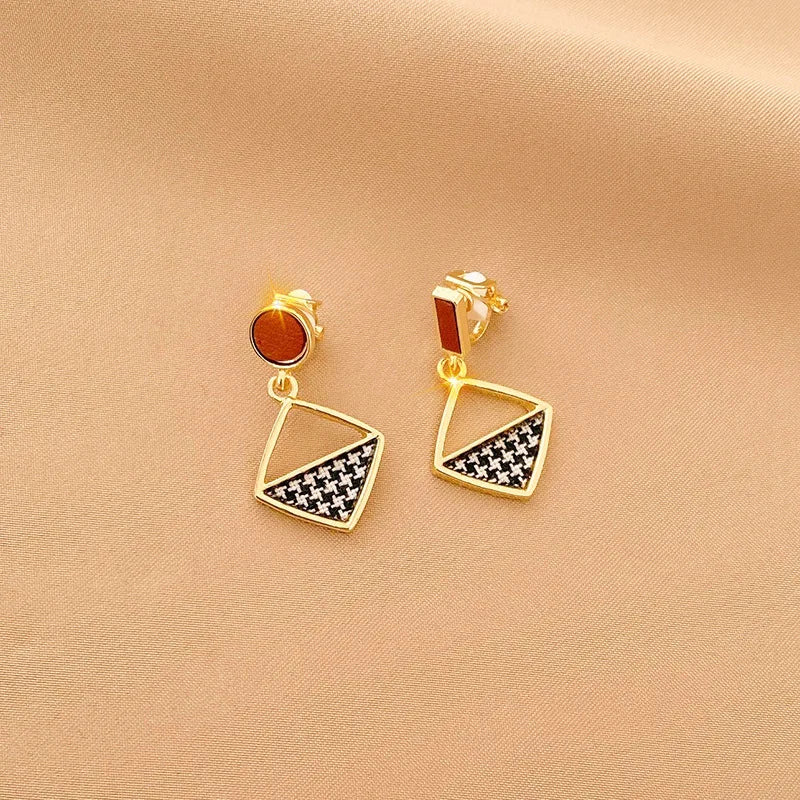 Vintage Personality Ear Clip Without Ear Piercings Advanced Sense Simple Earrings Fashion Temperament Pearl Ear Hanging Girl